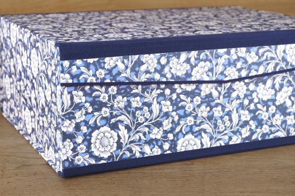 Blau- weiße Ordnungsbox "Fanni", Renaissanceblumen